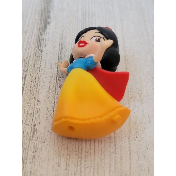 Miniature Snow White princess Disney Pixar toy figure - Picture 3 of 4